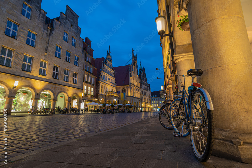 Fahrradstadt Münster - Fahrrad am Prinzipalmarkt zur Blauen Stunde am Abend