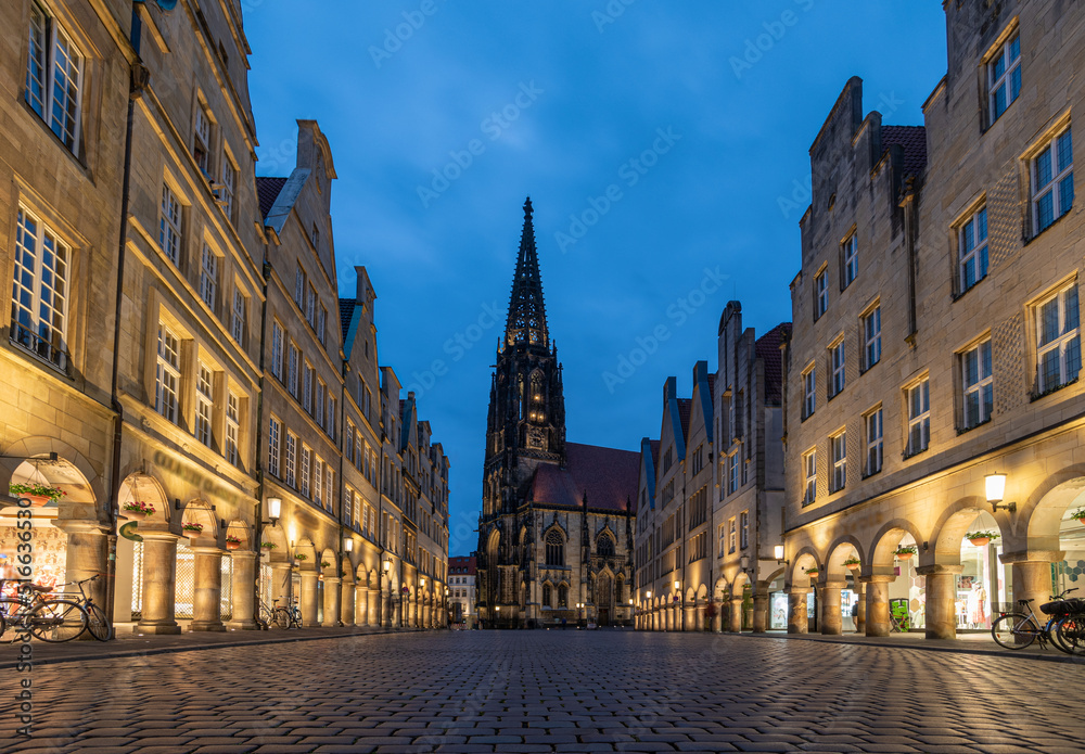 Prinzipalmarkt mit Lambertikirche in Münster zur Blauen Stunde