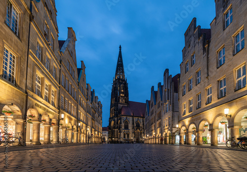 Prinzipalmarkt mit Lambertikirche in Münster zur Blauen Stunde