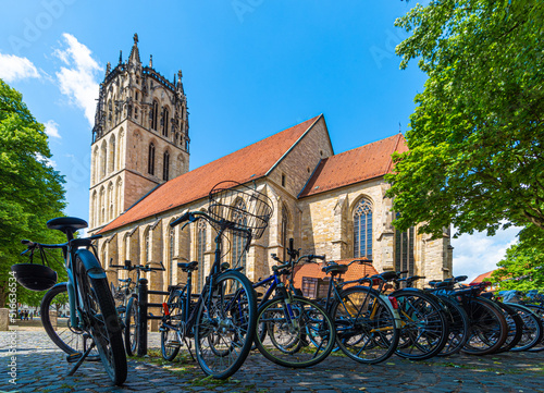 Überwasserkirche in Münster mit Fahrrädern im Vordergrund