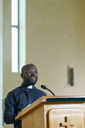 Εκτύπωση καμβά Young confident African American man in black shirt speaking in microphone while