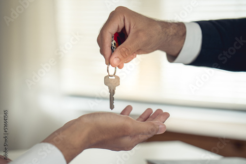 Foto The seller handed over the keys to the buyer willing to agree to buy and sell the property