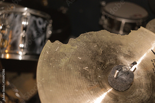 Fotografija Broken cymbal on drum kit