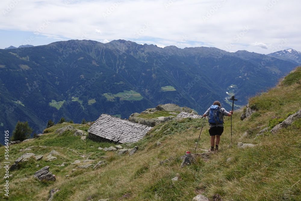 Wanderer an einer Almhuette bei Giggelberg im Vinschgau