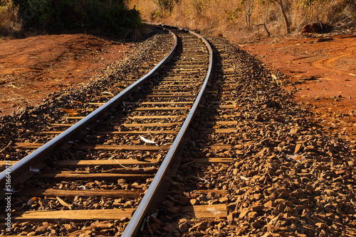 Vista da linha férrea. Detalhe do chão com trilhos de ferro. Linha de trem. photo