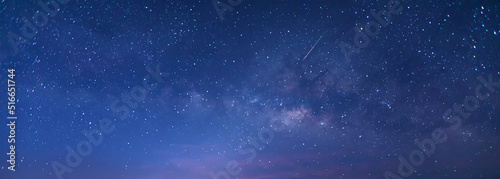 Panorama widok kosmosu i galaktyki Drogi Mlecznej z gwiazdami na tle nocnego nieba.
