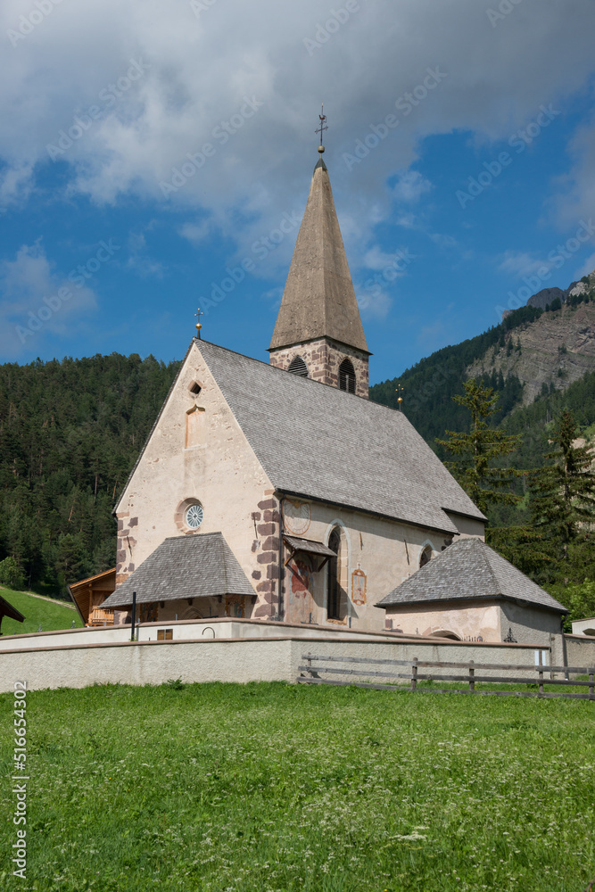 Iglesia de Santa Maddalena en el valle de Funes en la región de Bolzano, Italia