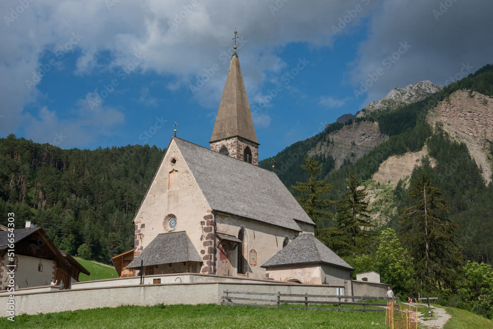 Cementerio e iglesia de Santa Maddalena en el Valle de Funes en la provincia de Bolzano, Italia