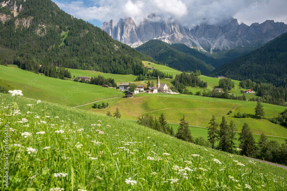 Valle de Funes y montañas Dolomitasen la provincia de Bolzano, Italia