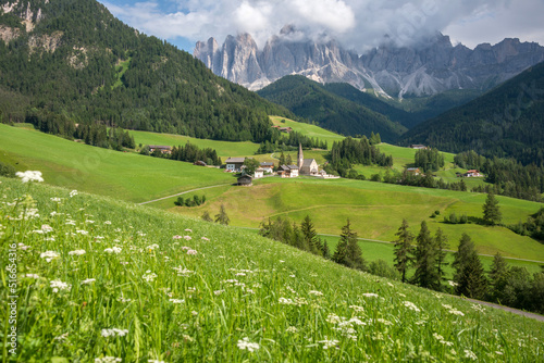 Valle de Funes y montañas Dolomitasen la provincia de Bolzano, Italia