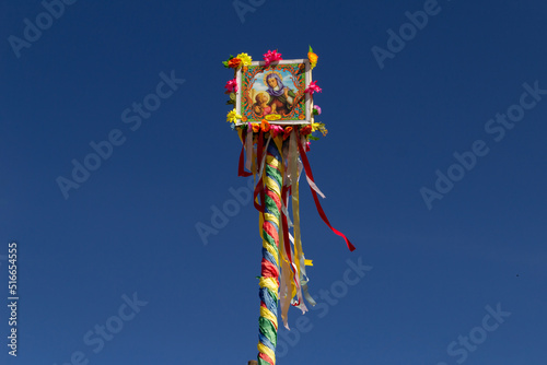 Mastro com bandeira de São João ou Festas Juninas.