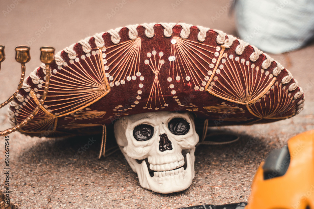 Traditional mexican skull in sombrero - obrazy, fototapety, plakaty 