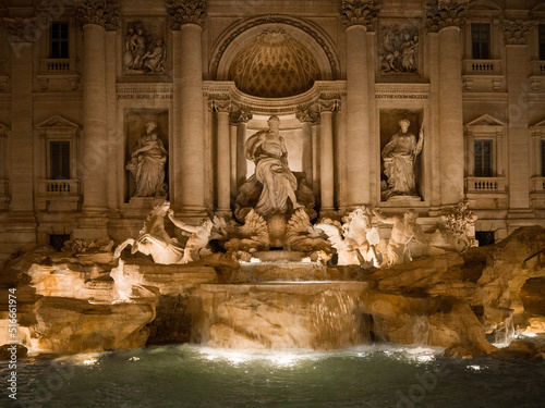 Vista nocturna de la Fontana di Trevi, Roma, Italia. 