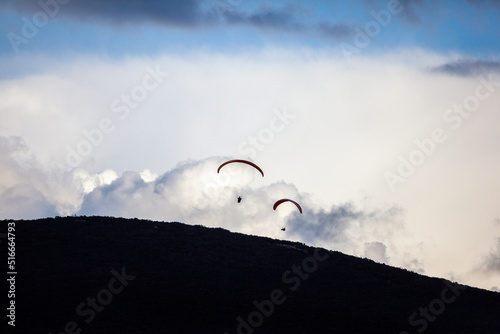Φωτογραφία Hang gliders over San Diego, California.