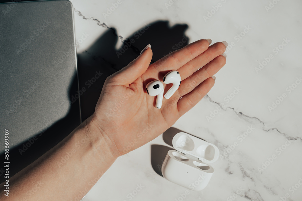 Barcelona, Spain - July 2022. New airpods pro in female hand. Wireless  compact headphones. Music, watch, technology, electronics concept. foto de  Stock | Adobe Stock