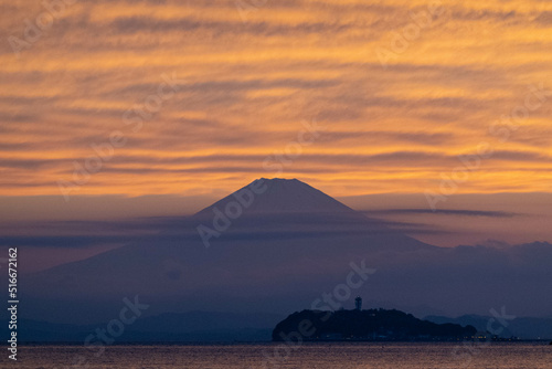 神奈川県逗子海岸から見た夕暮れの富士山と江ノ島の光景 
