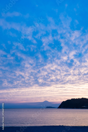 神奈川県逗子海岸から見た夕暮れの富士山と江ノ島の光景 