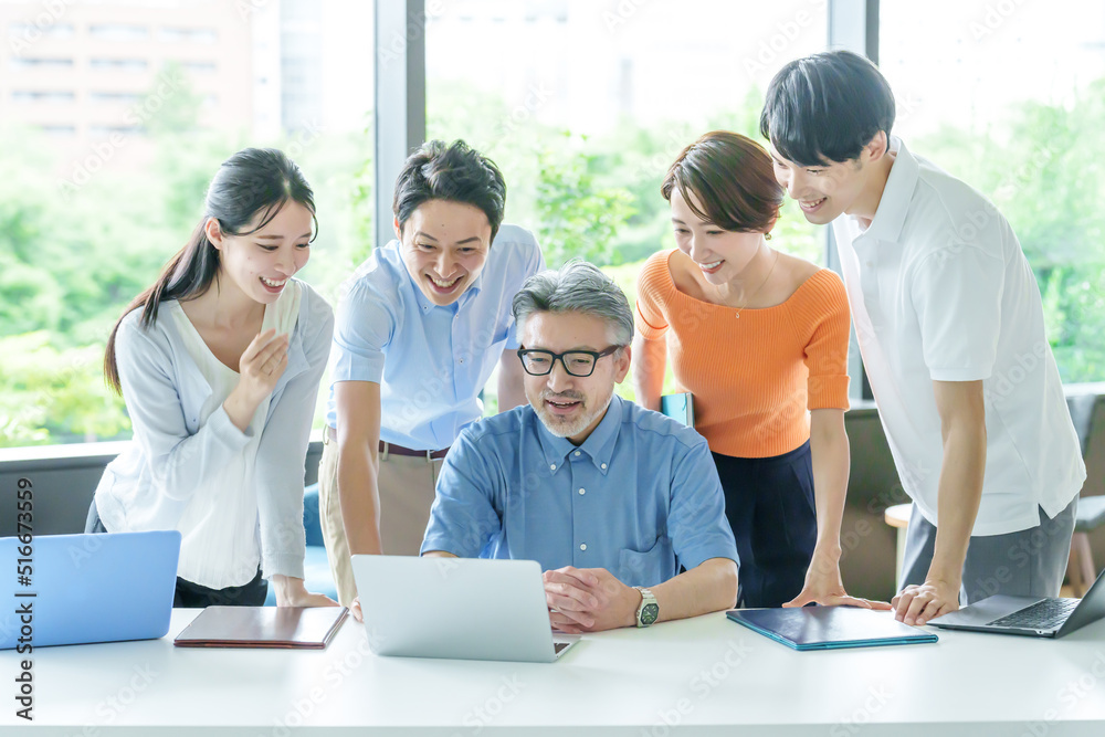 Obraz premium パソコンの画面を注目する人々