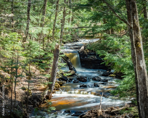 Φωτογραφία A small waterfall on a tannic stream along the Chapel Rock hiking trail in the Upper Peninsula of Michigan near Pictured Rocks National Shoreline