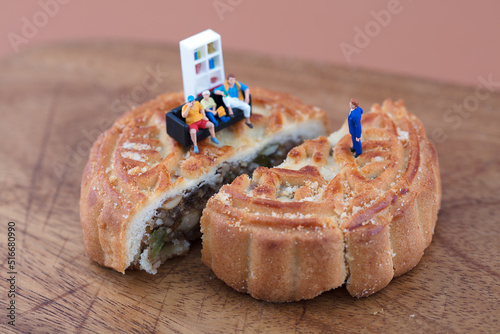 Miniature creative moon cakes coincide with family reunion photo