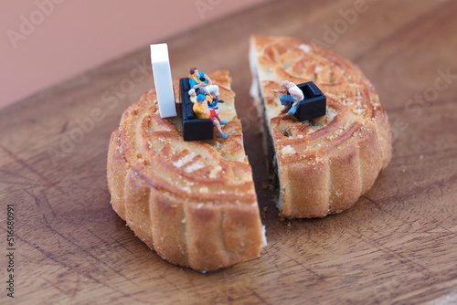 Miniature creative moon cakes coincide with family reunion photo