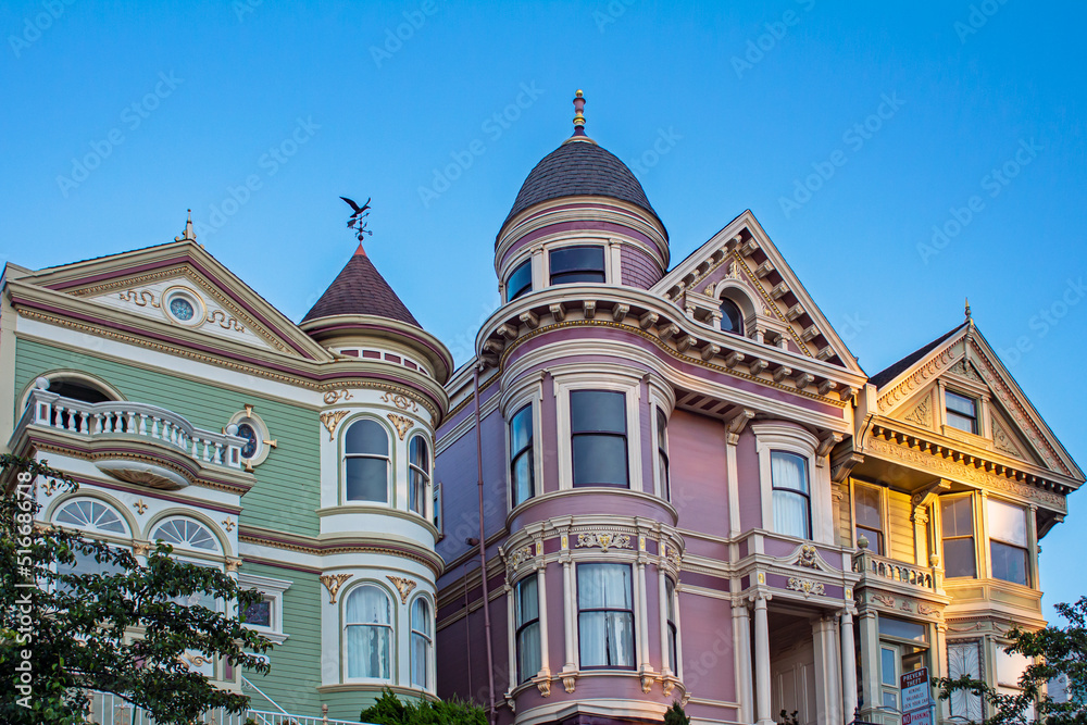 Fototapeta premium Iconic victorian houses in San Francisco, CA