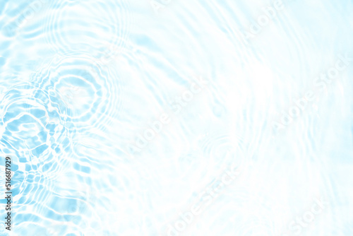 水面に広がっていくキラキラした波紋