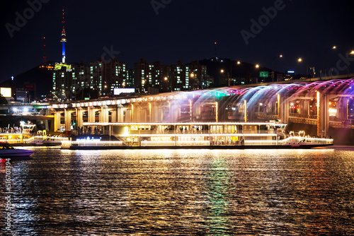 Photography SEOUL, KOREA - SEP 06, 2019: The cruise on Han river and Rainbow fountain show at Banpo Bridge at Seoul, South Korea