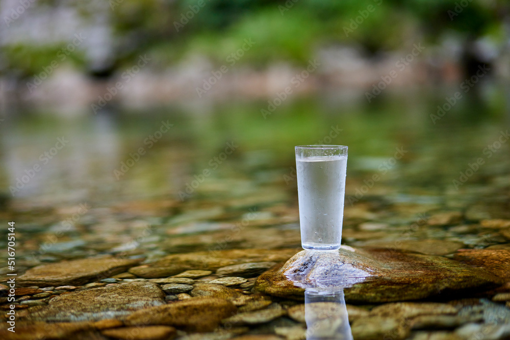 水 の 入っ た グラス オファー