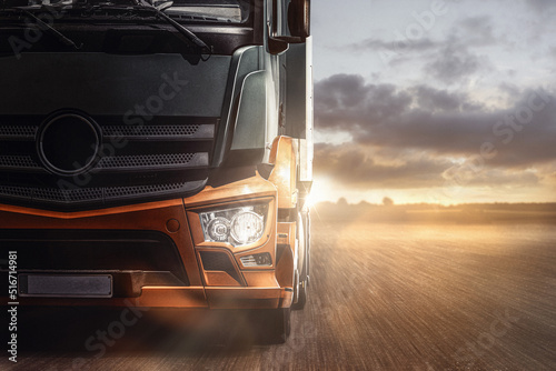 Quadro su tela Lkw mit digitalen Tachographen unterwegs auf Straße im Sonnenuntergang