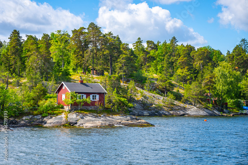 Fotografia Small red cabin on scandinavian coastline