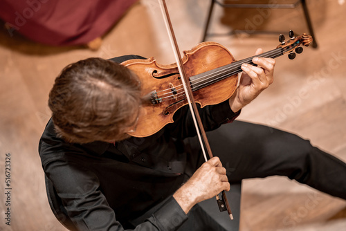 a violinist plays at a concert in the Philharmonic photo