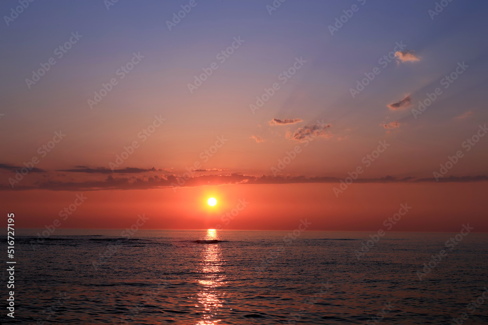 日本海に沈む夕日と夕焼け