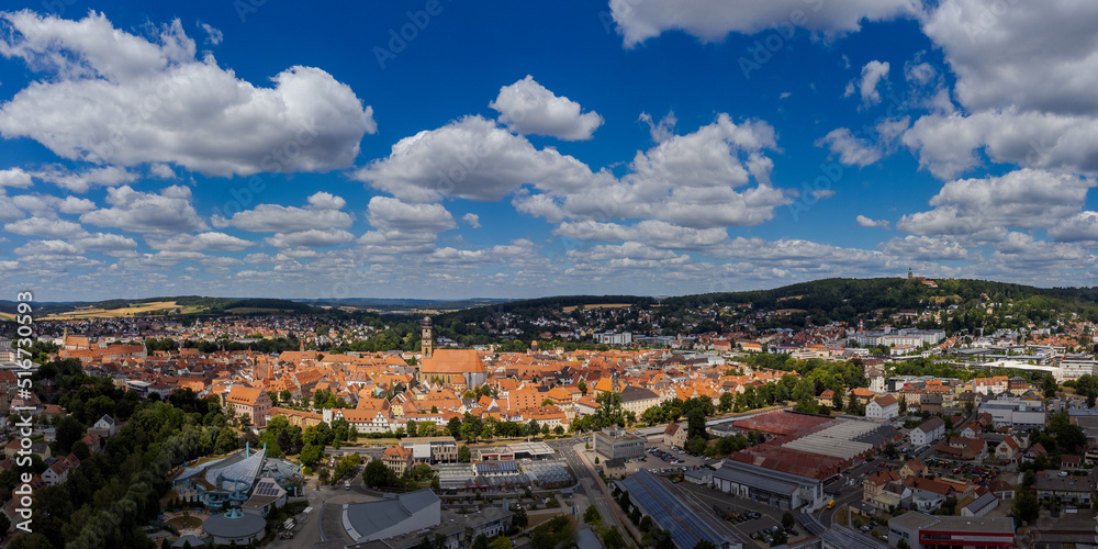 Ταπετσαρία Luftansicht von Amberg in der Oberpfalz, blauer Himmel mit Wolekn, Sonnenschein