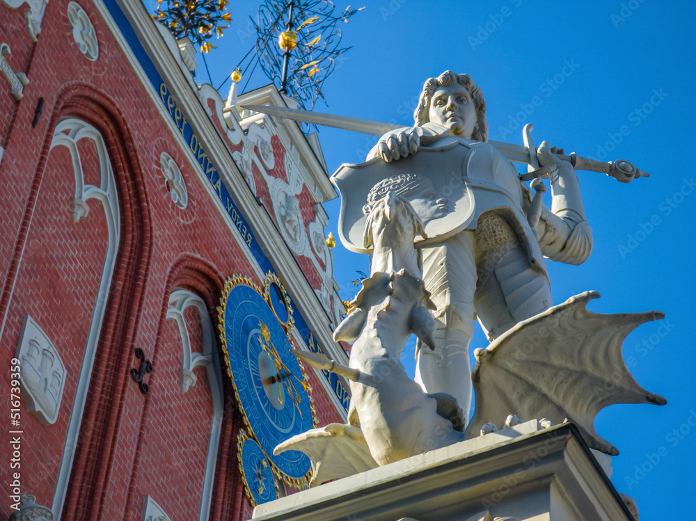 Obraz premium Statue on House of Blackheads in Riga, Latvia. Modern architecture.