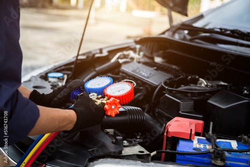 Cuadro en lienzo Close up hand of auto mechanic are to use measuring manifold gauge for filling car air conditioners