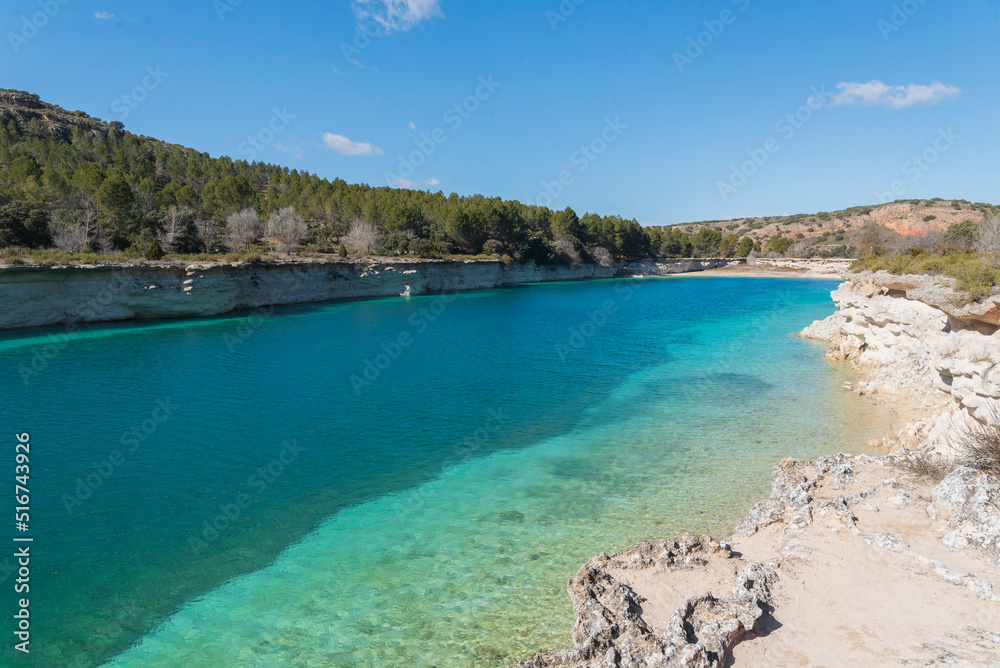 Agua azul turquesa en el parque natural Lagunas de Ruidera. Castilla La Mancha, España. Tendrán nuevo centro de interpretación. Foto de alta calidad
