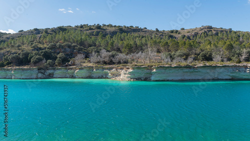 Agua azul turquesa en el parque natural Lagunas de Ruidera. Castilla La Mancha  Espa  a. Tendr  n nuevo centro de interpretaci  n. Foto de alta calidad 