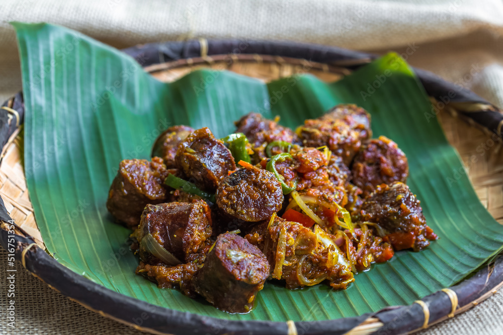 Rougail de saucisses fum es servies dans un vane et sur des