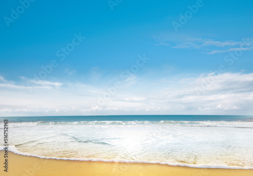 Welle an sandstrand vor blauem Meer