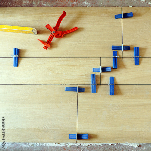 Spezialwerkzeuge zum Verlegen von Fußböden aus Feinsteinzeug. Umfassende Wohnungsreform photo