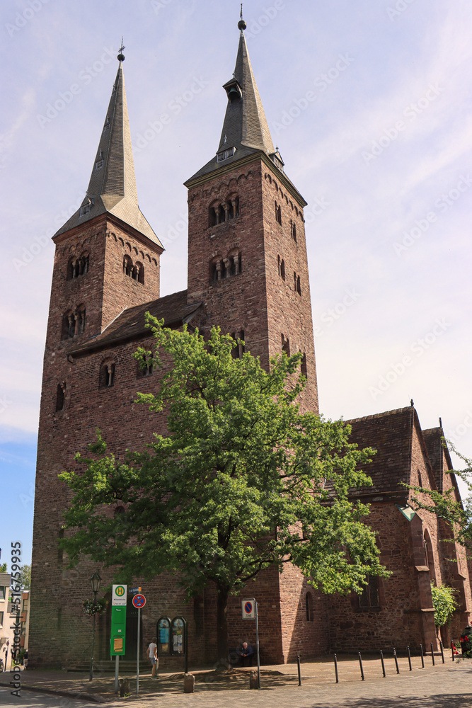 Romanisches Wahrzeichen der Stadt Höxter; St.-Kiliani-Kirche Turmpaar und Westwerk