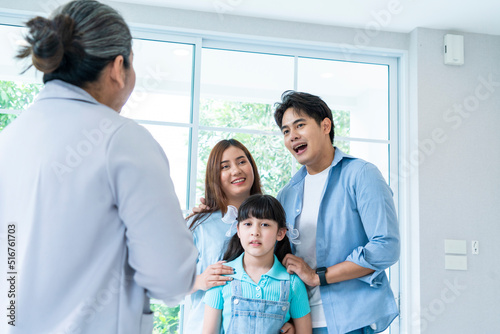 senior female home sales representative introduces home sales, provides real estate information and financial information to Asian families, parents and daughters are delighted to buy a new home.