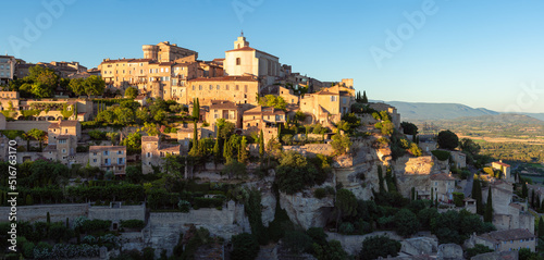 Photo Gordes, panoramic view of one of the most well-known hilltop villages of Provence at sunset