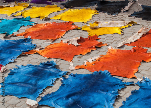 Foto Traditional Arabic handmade colorful pieces of leather drying out in the sun in a local tannery before going on sale in the Souk in the downtown (old Medina) of Marrakesh, Morocco, Africa
