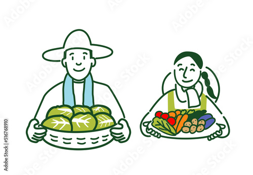 収穫した野菜を持つ夫婦