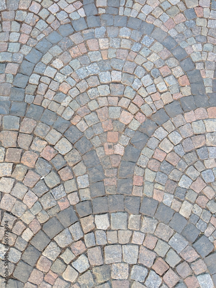 Mosaico romano antiguo lleno de piedras, componiendo formas circulares o semicirculares