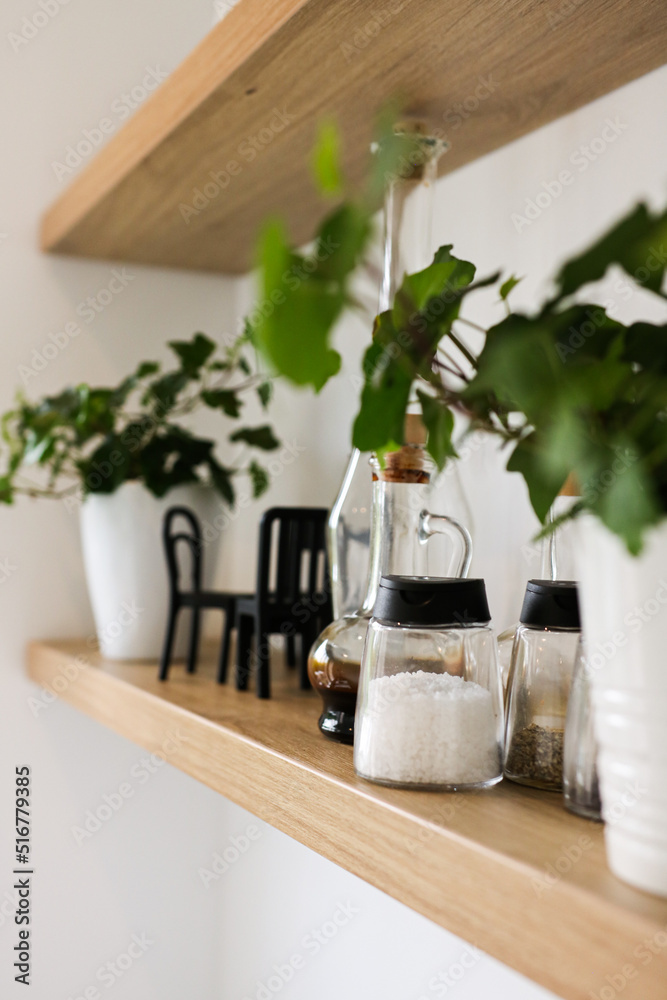 Fototapeta premium ramka, obraz, obrazek, lampa, dekoracja, akcesoria, home staging, doniczka, roślina, palma, roślina doniczkowa, panele, mieszkanie, architektura wnętrz, projektowanie wnętrz, ściana ptaki, ilustracja,