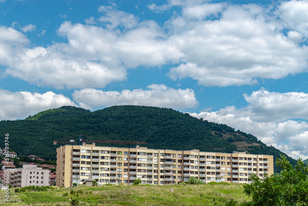 Obraz premium Bulding under the cloudy sky