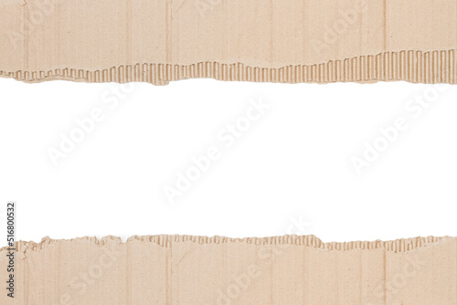 Textura de papel rasgado, cartón corrugado sobre un fondo blanco. Vista superior y de cerca. Copy space